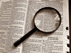 Entenda o que é teologia, sua história, áreas principais e correntes mais relevantes. Um guia técnico e aprofundado para iniciantes que desejam estudar teologia.